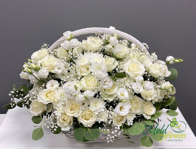 Корзина с белыми розами, хризантемой и эустомой Фото